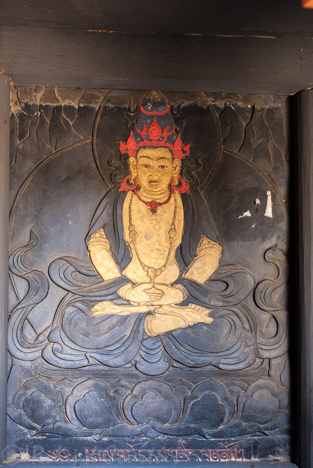 Dzong de Simtokha. Dans les petites niches qui entourent le temple, des lamas et des bouddhas sont représentés sur des ardoises sculptées, typiques du Bhoutan.