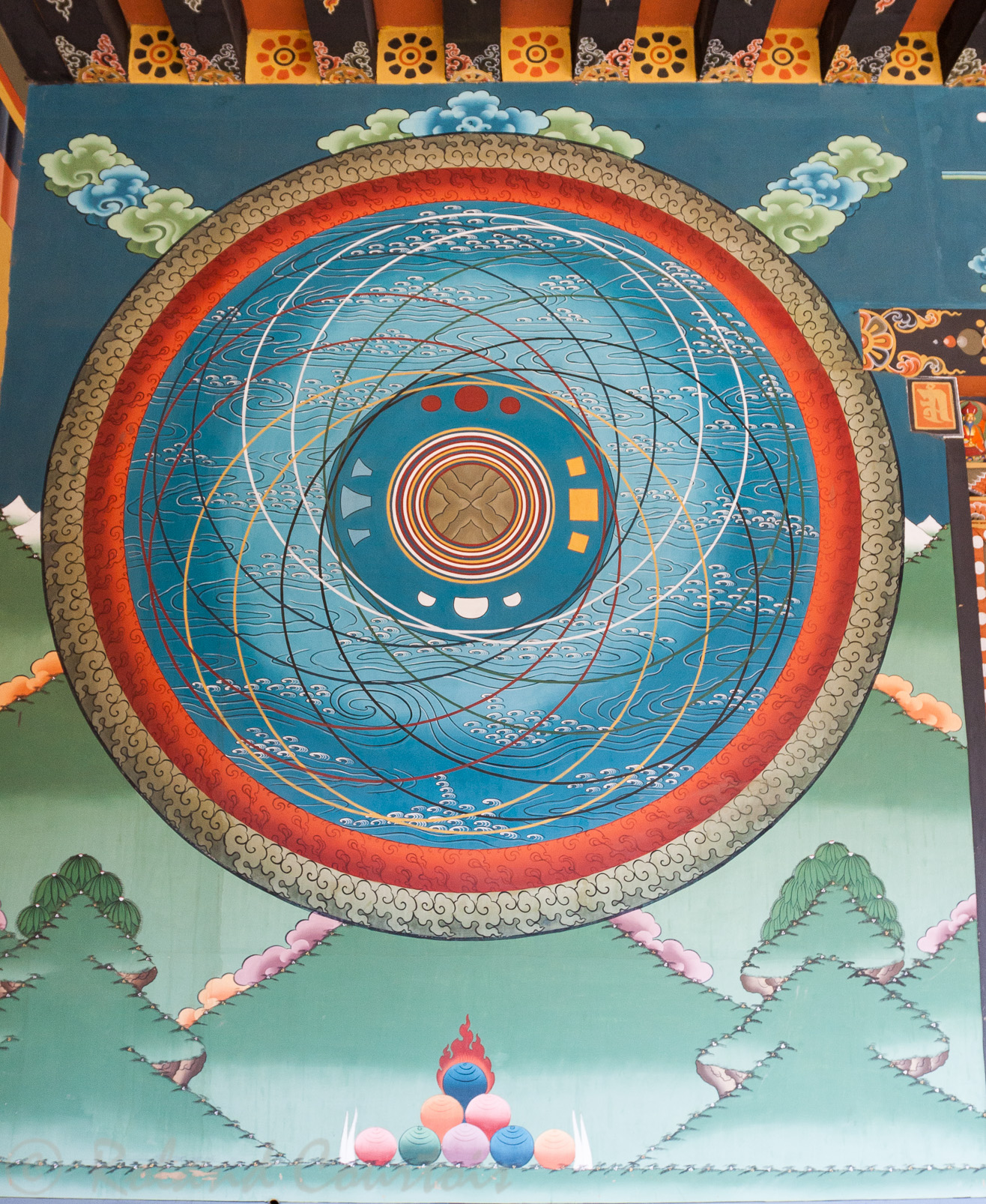 Dzong de Simtokha. Mandala et la cosmologie de l’univers avec le Mont Meru et les océans autour.