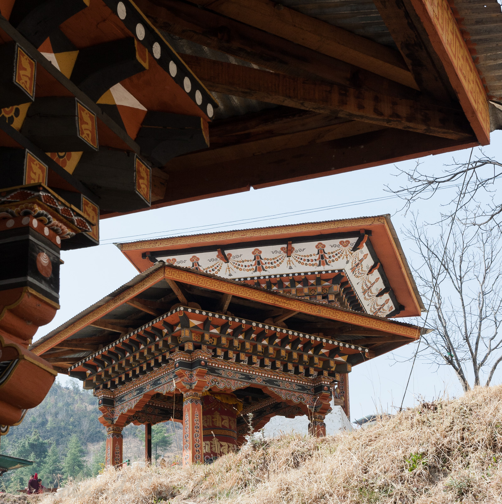 Dzong de Simtokha. Enchevêtrement de toiture abrittants un moulin à prières.