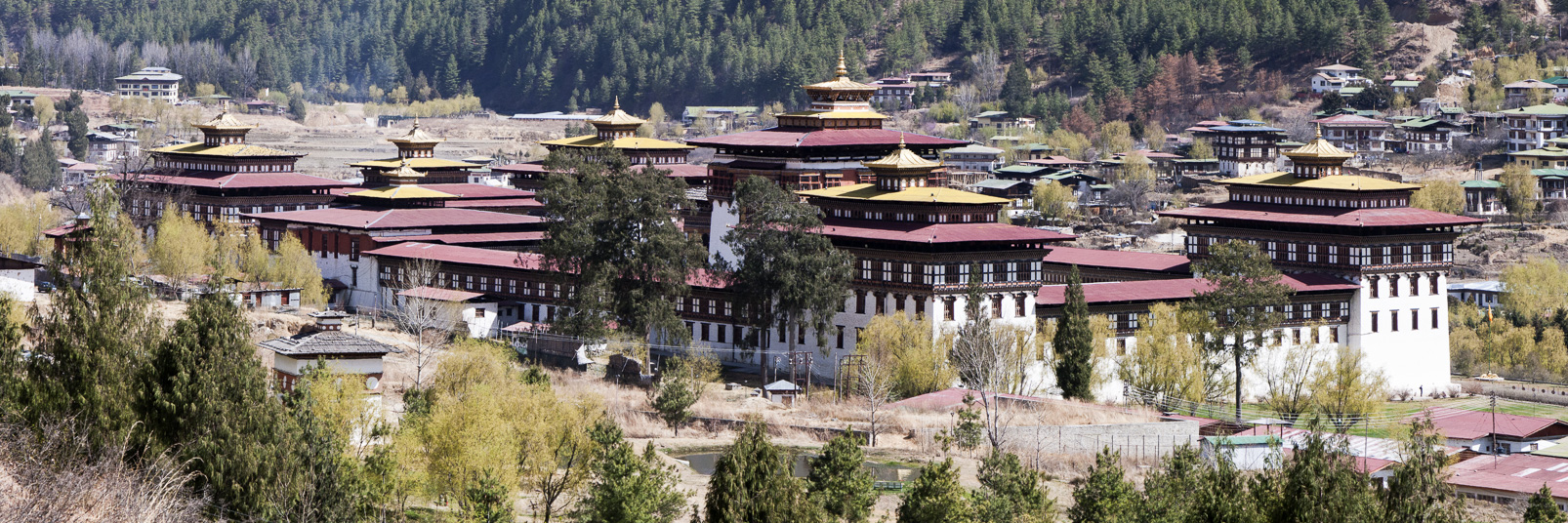 A Thimphu, Tashichoedzong "la forteresse de l'auspicieuse religion". Ce dzong a brulé plusieurs fois et fut complètement reconstruit en 1962.