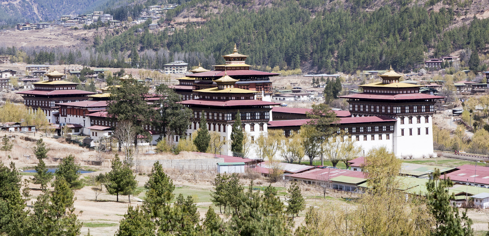 A Thimphu, Tashichoedzong "la forteresse de l'auspicieuse religion". Ce dzong fut construit en 1641 par le Shabdrung, unificateur du Bhoutan.