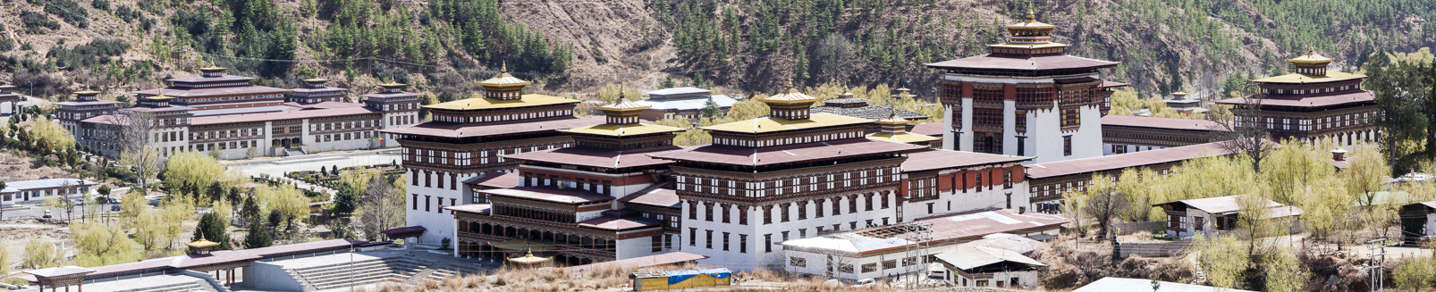 A Thimphu, Tashichoedzong "la forteresse de l'auspicieuse religion". A l'arrière, le palais royal.