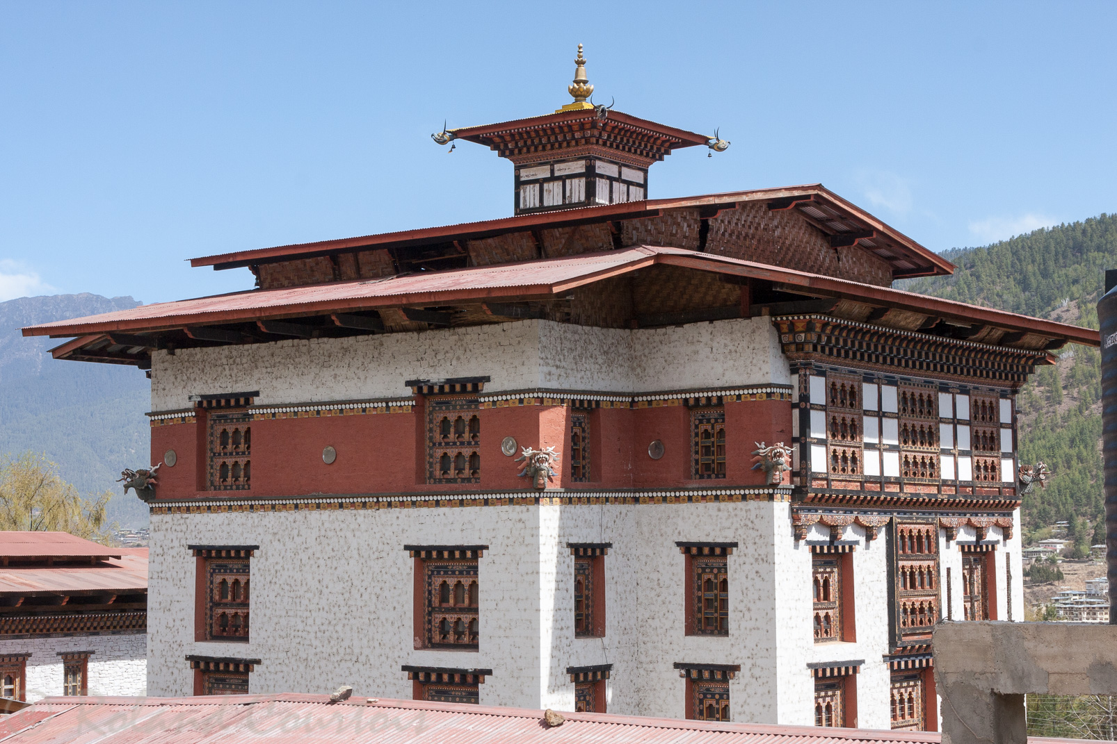 Bibliothèque nationale, elle contient les 108 volumes de la parole du Bouddha, 223 volumes de commentaires des maîtres indiens et 20.000 commentaires de maîtres tibétains.
