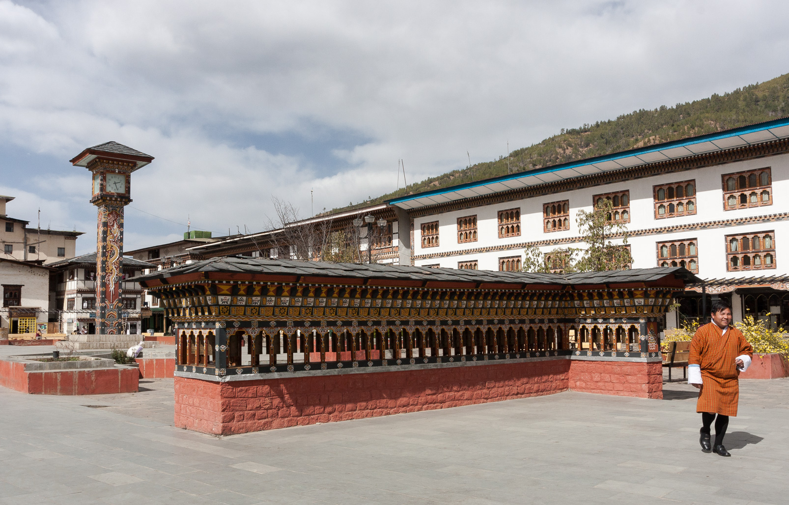 Place de l'horloge au centre de Thimphu et l'hôtel Druk à droite de l'image.