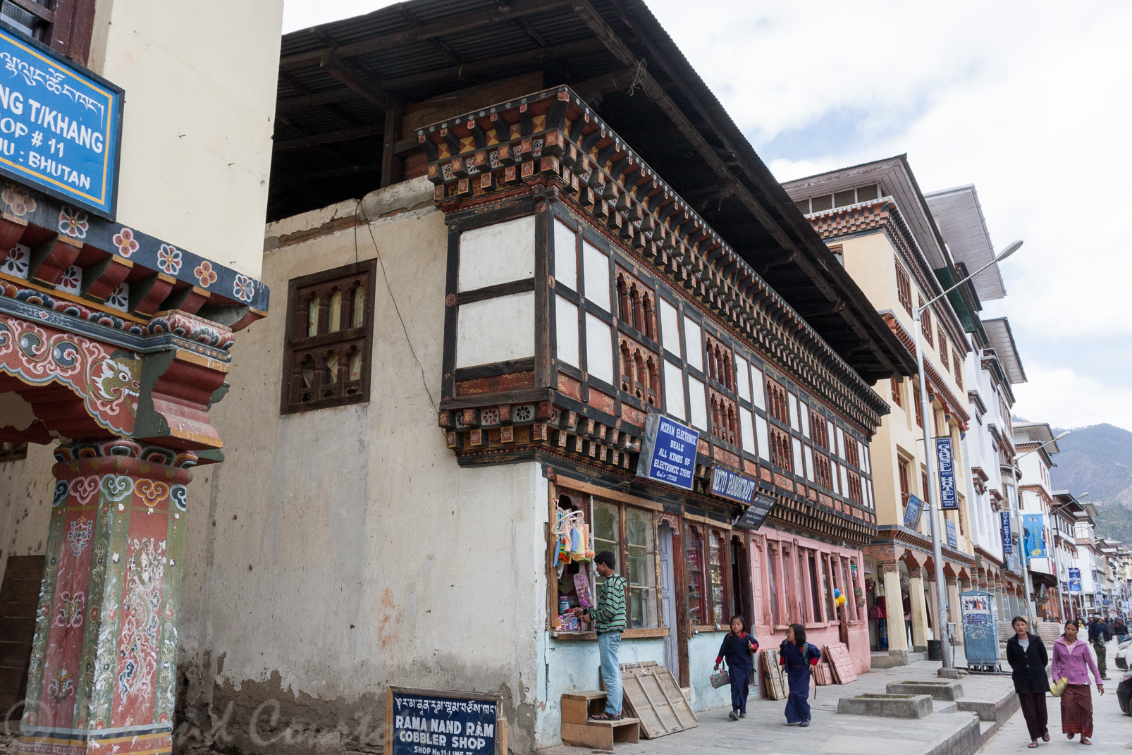 Rue principale de Thimphu avec les maisons en colombage.