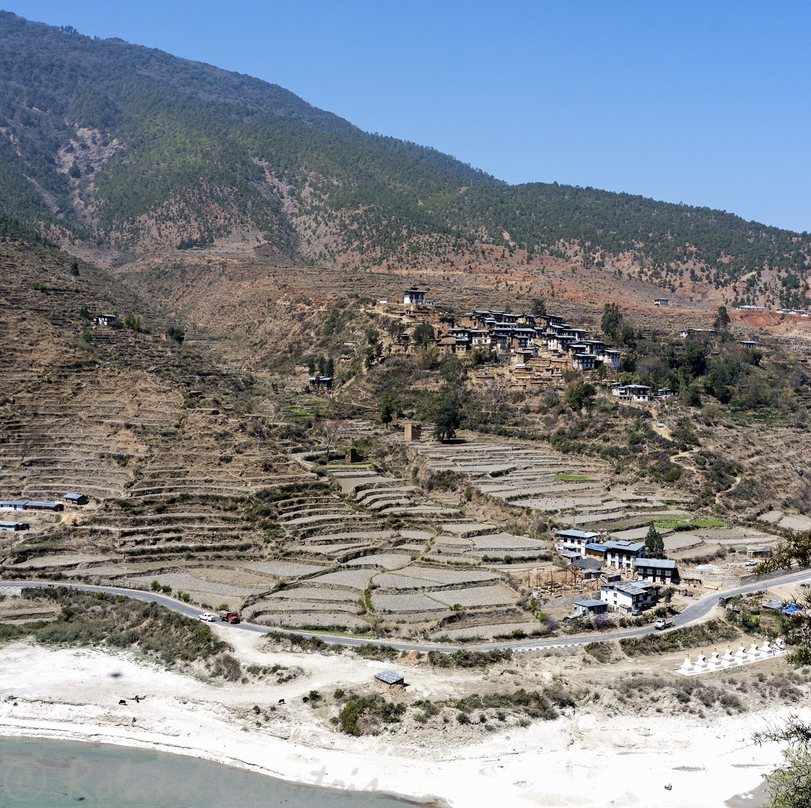 La vallée au pied du Dzong de Wangduephodrang.