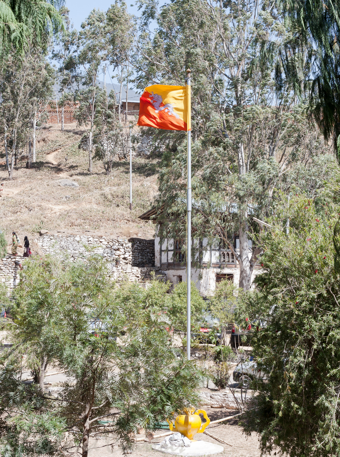 Drapeau du Bhoutan devant le Dzong de Wangduephodrang.