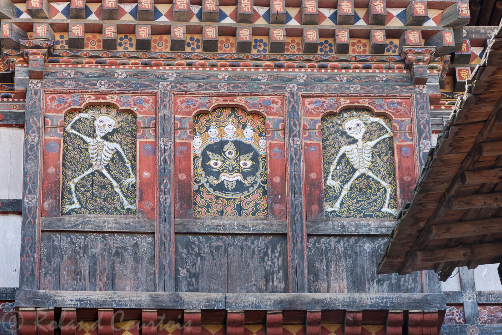 Dzong de Wangduephodrang. « Ding » symboles de la mort assez rigolards pour s’habituer au concept de la mort. Au centre un Bouddha courroucé avec 5 têtes de mort. (mars 2011)