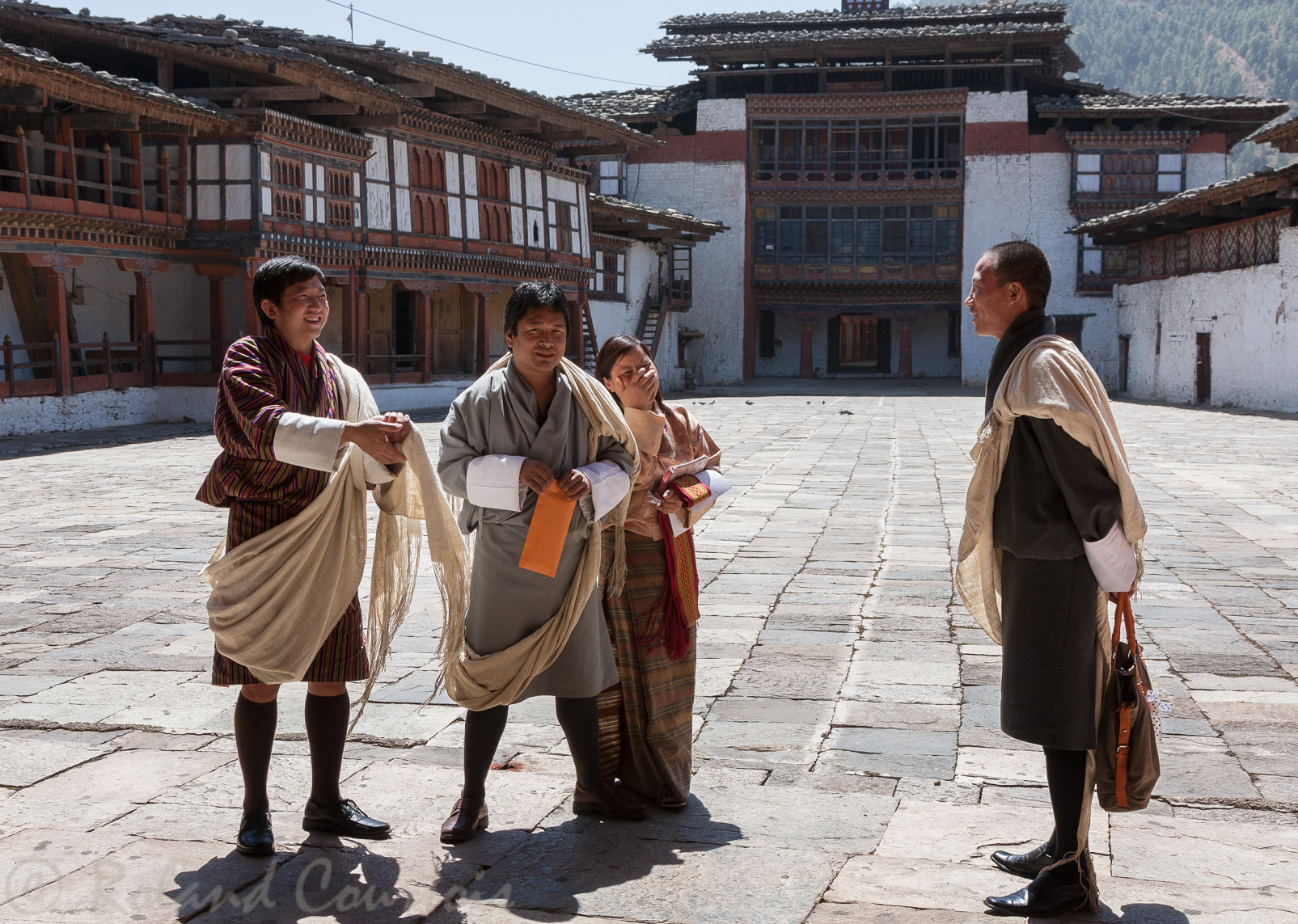 Dzong de Wangduephodrang. Fonctionnaires portant l'écharpe blanche (mars 2011)