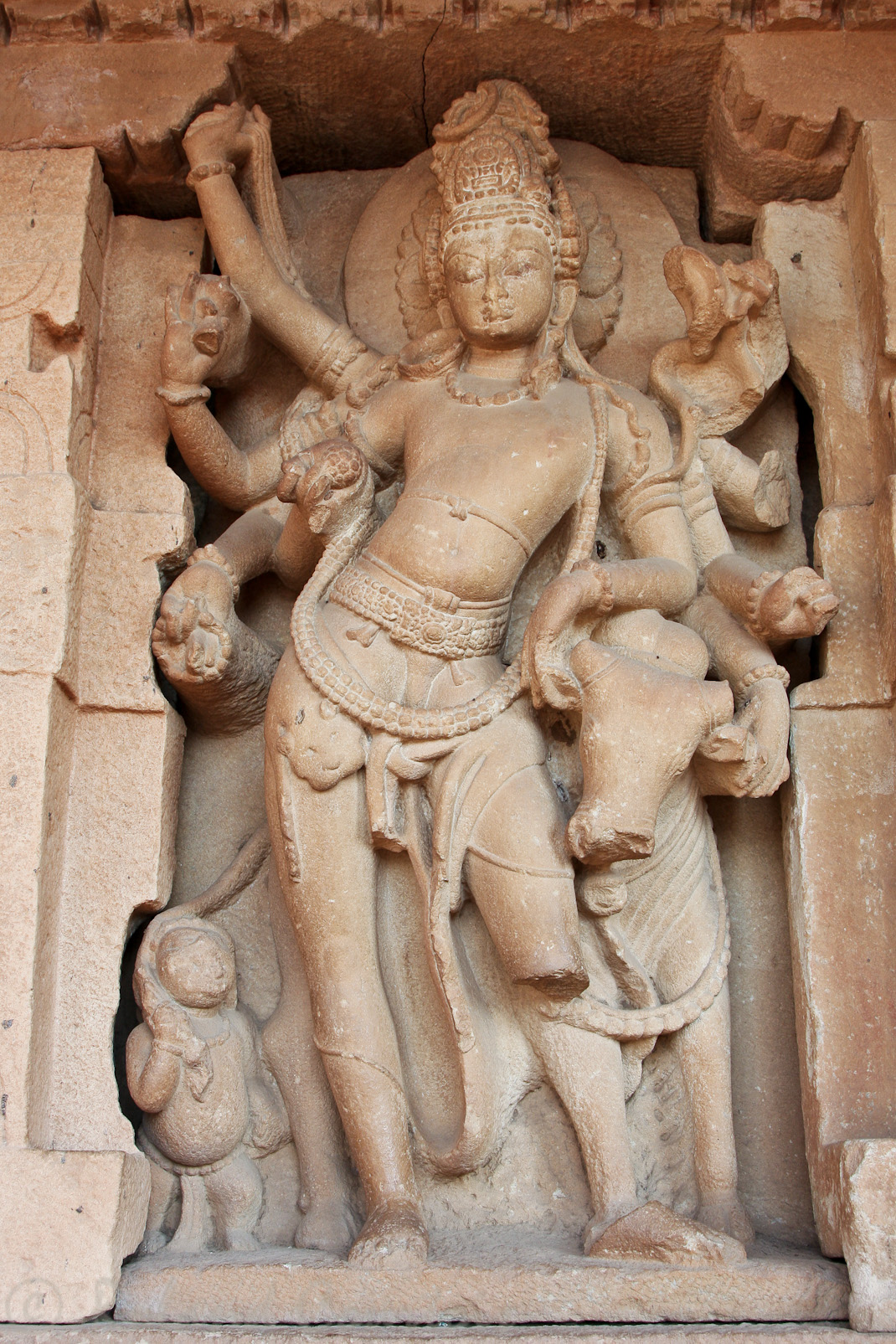 Temple de Durga: le long du déambulatoire, une série de divinités. Shiva et Nandi accompagné de Koudou.