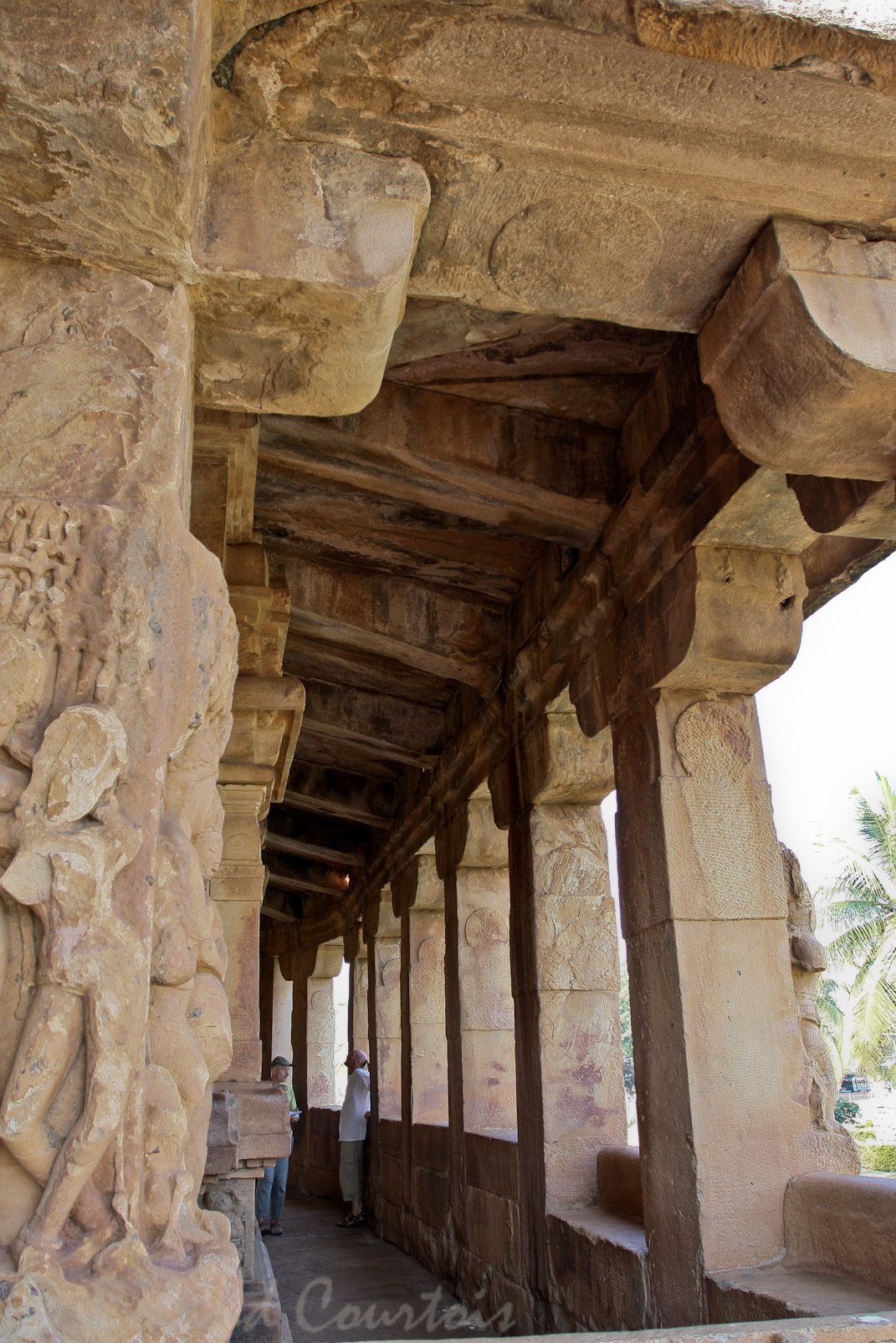 Temple de Durga: le sanctuaire est entouré d'un déambulatoire.