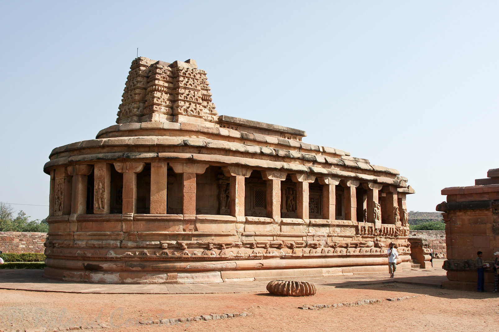 Temple de Durga: il est particulier par sa forme en abside enfermant le sanctuaire.