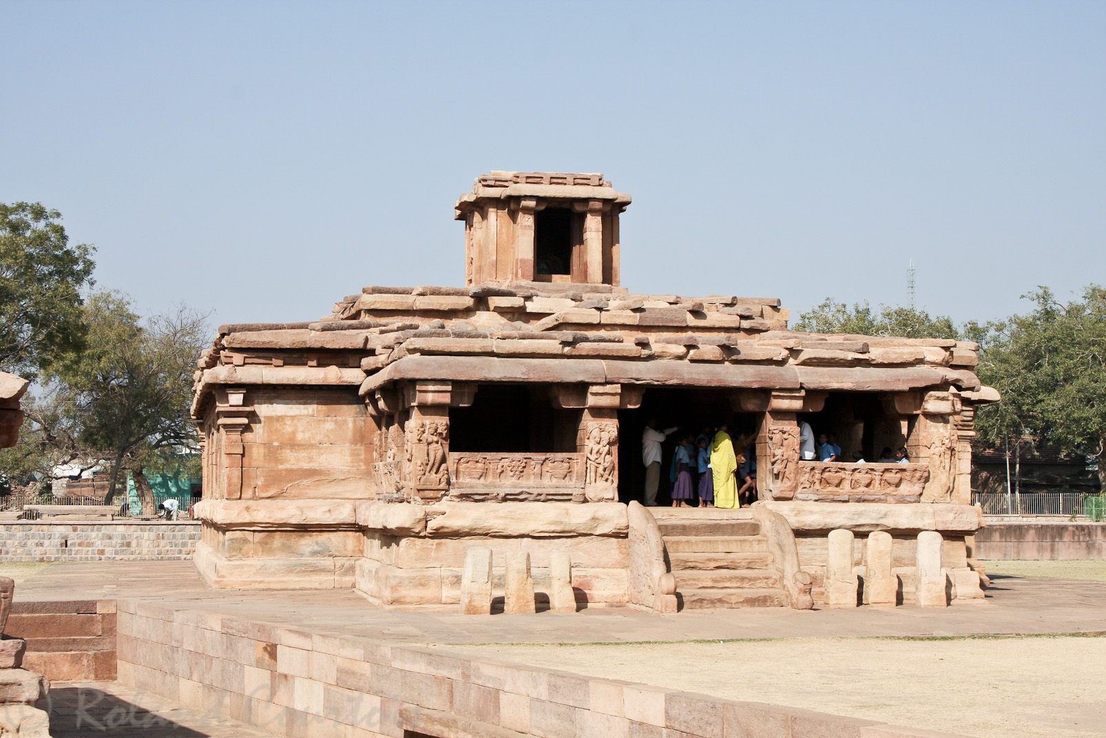 Temple de Ladkhan: d'abord dédié à Surya (Dieu du soleil), il fut ensuite consacré à Shiva.