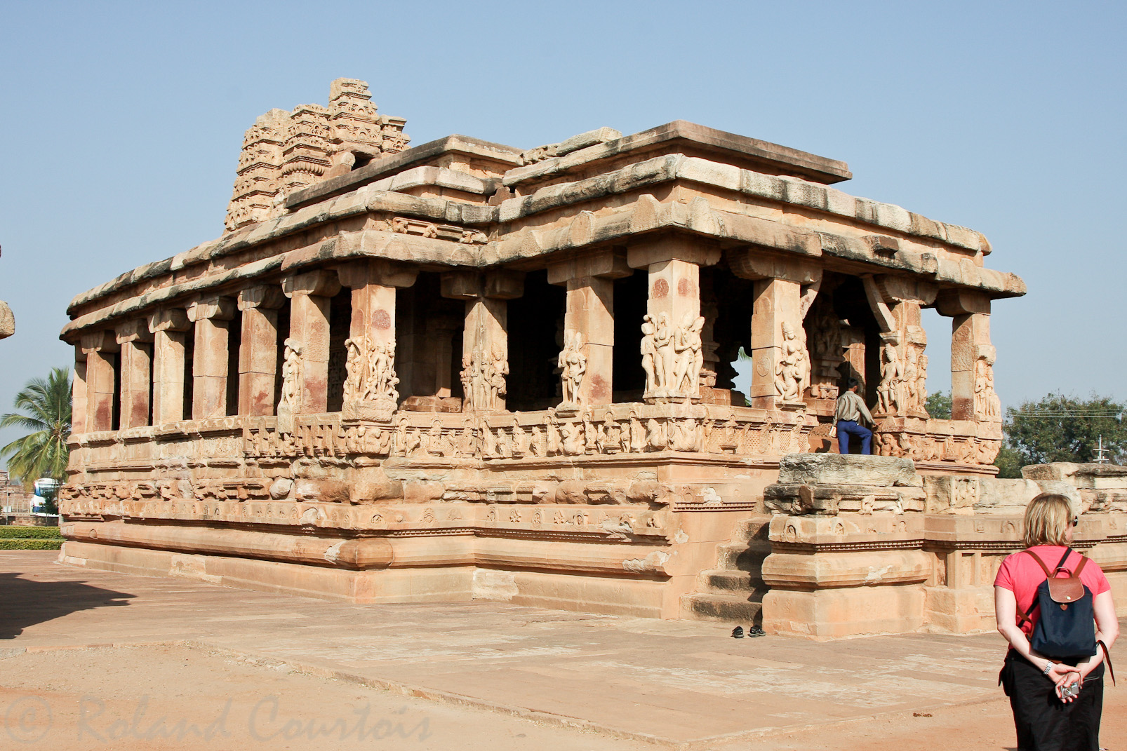Temple de Durga: les colonnes extérieures reposent sur une banquette qui se prolonge à l'intérieur.