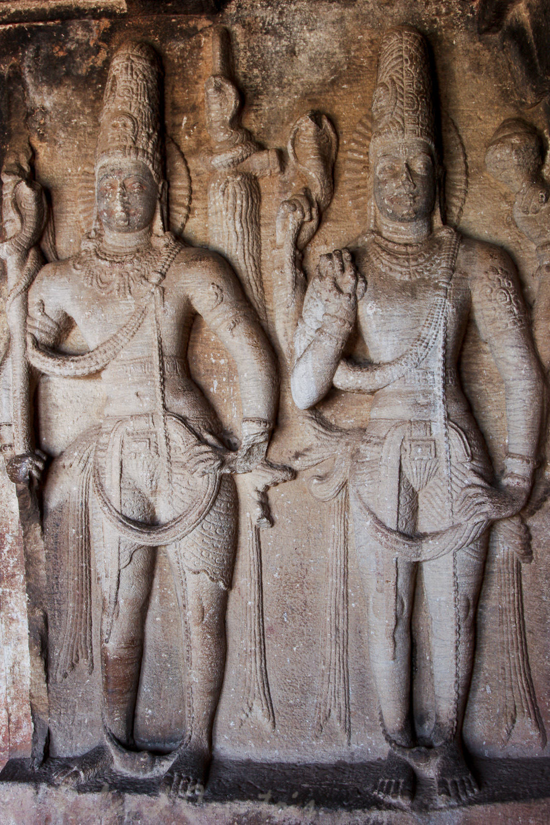 Temple de Ravana Phadi: deux Dravapalas revêtus d'une tunique Scythe, seul exemple connu de ce type de costume chez les Chalukyas.
