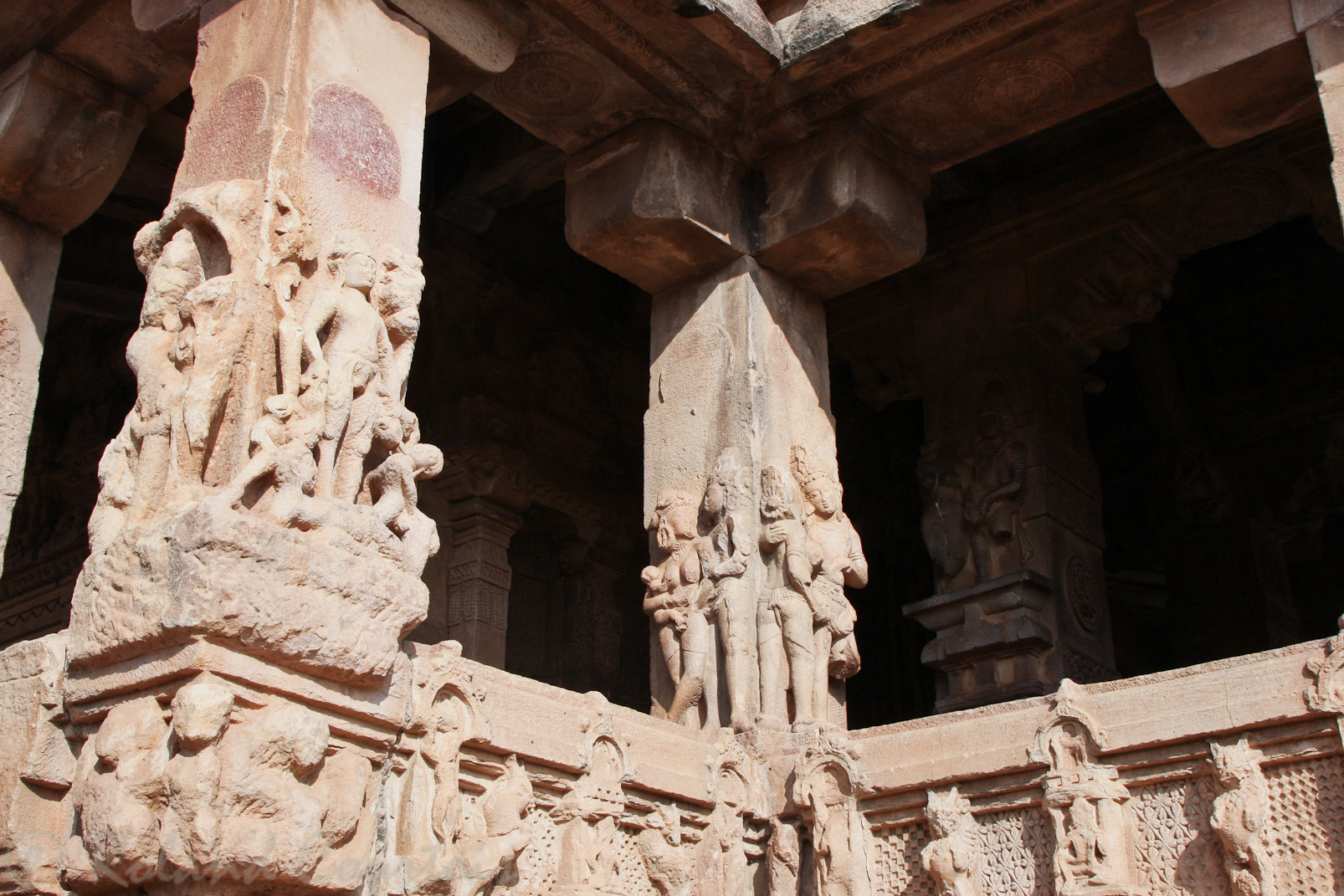 Temple de Durga: les reliefs comptent parmi les meilleures oeuvres de la période chalukya.
