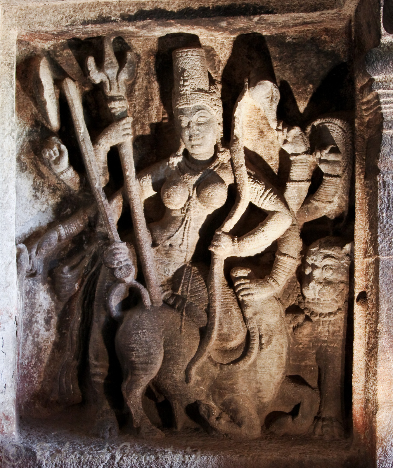 Temple de Ravana Phadi: Durga qui transperce le démon.
