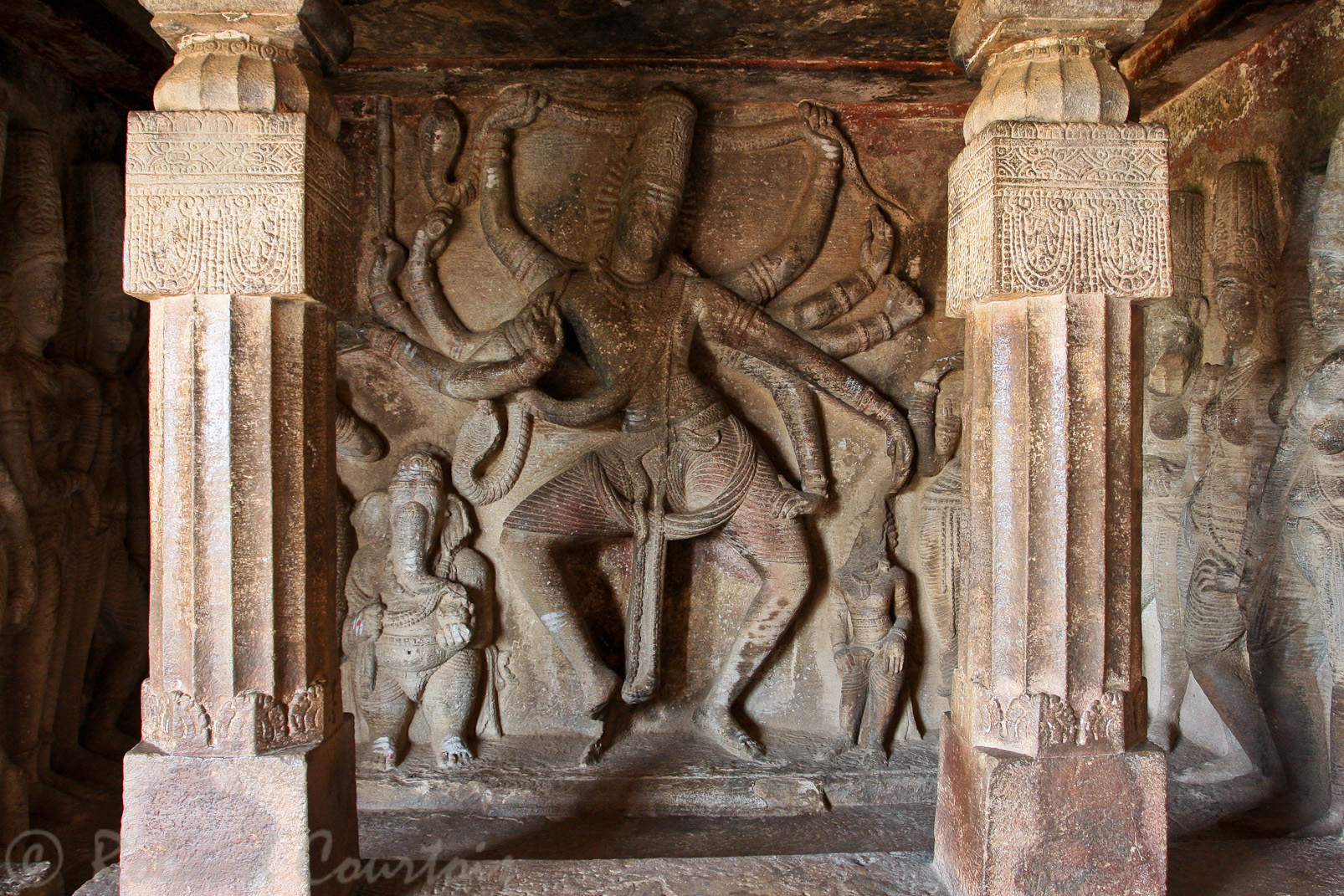 Temple de Ravana Phadi: splendide Shiva Nataraja à dix bras qui entraine dans sa danse les Saptamatrikas.