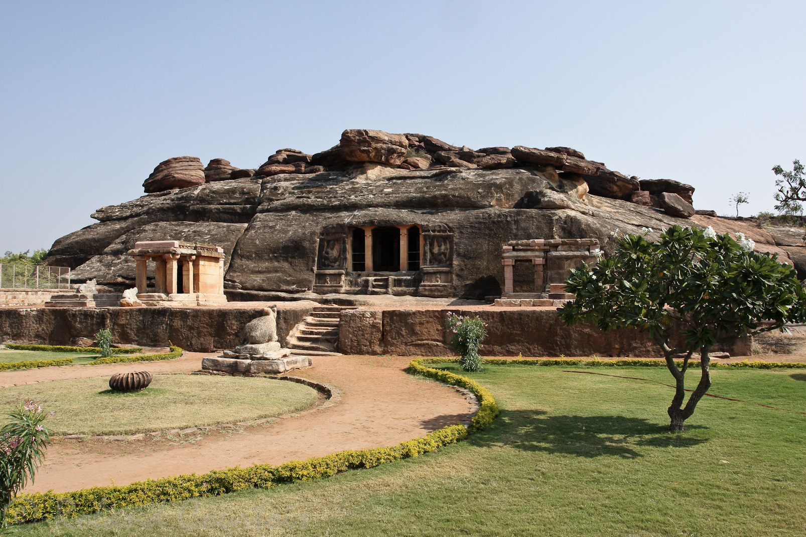 Temple de Ravana Phadi: temple grotte contemporain de celles de Badami.