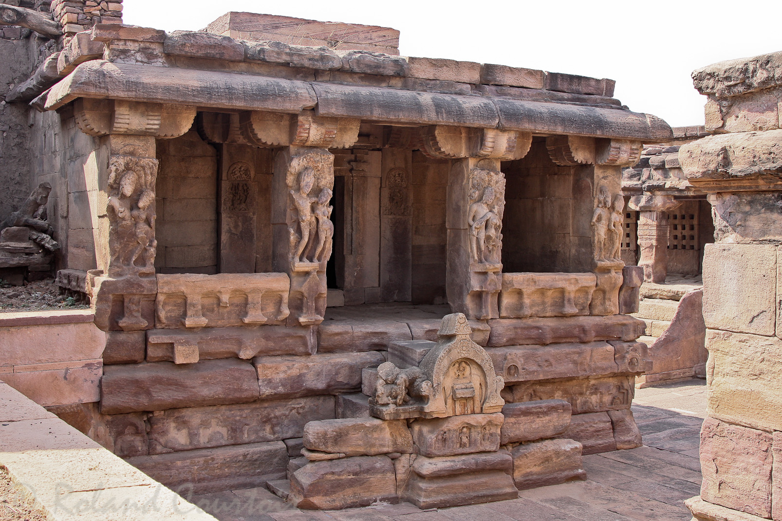 Complexe Kunti: le premier temple date d'environ 700. La cella est toujours incorporée dans le mandapa.