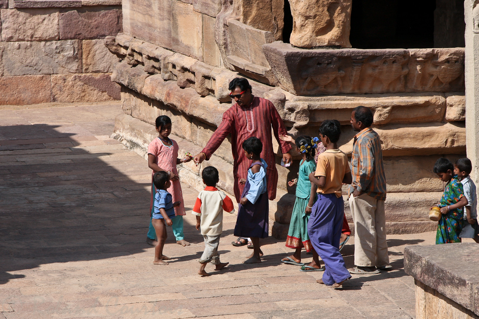 Complexe Kunti: Krishna, notre guide, distribuant des cadeaux.