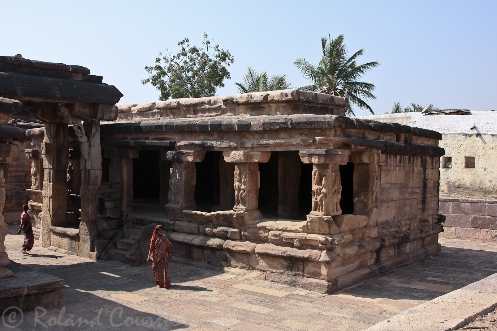 Complexe Kunti: Le deuxième temple a été relié au quatrième par un passage couvert.