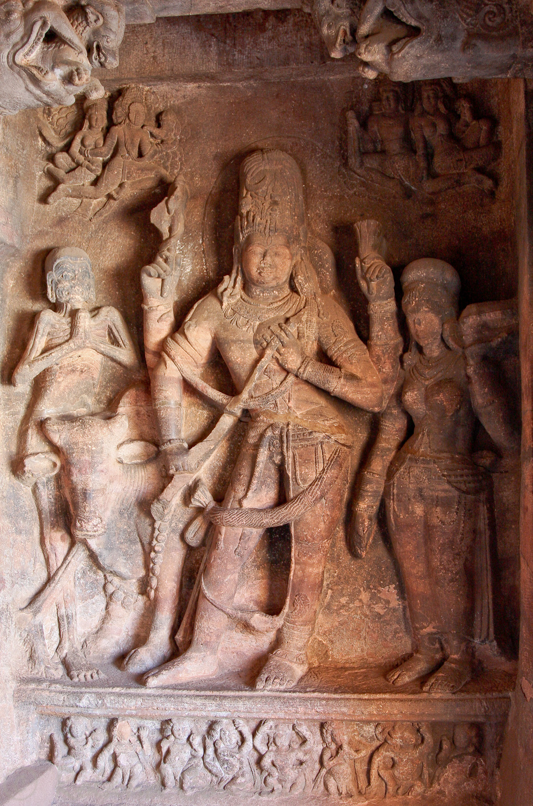 Grotte n°1: à droite, Shiva sous la forme d'Ardhanariswara, moitié homme et moitié femme (voir la poitrine).