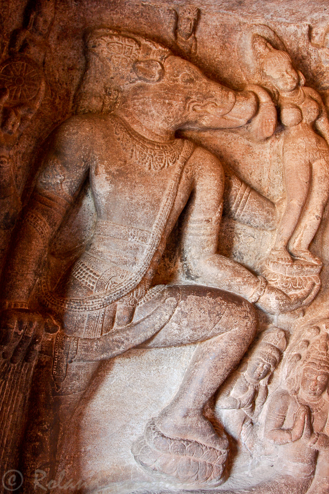 Grotte n°2: Varaha, le sanglier, avatar de Vishnou sauvant la terre du démon.