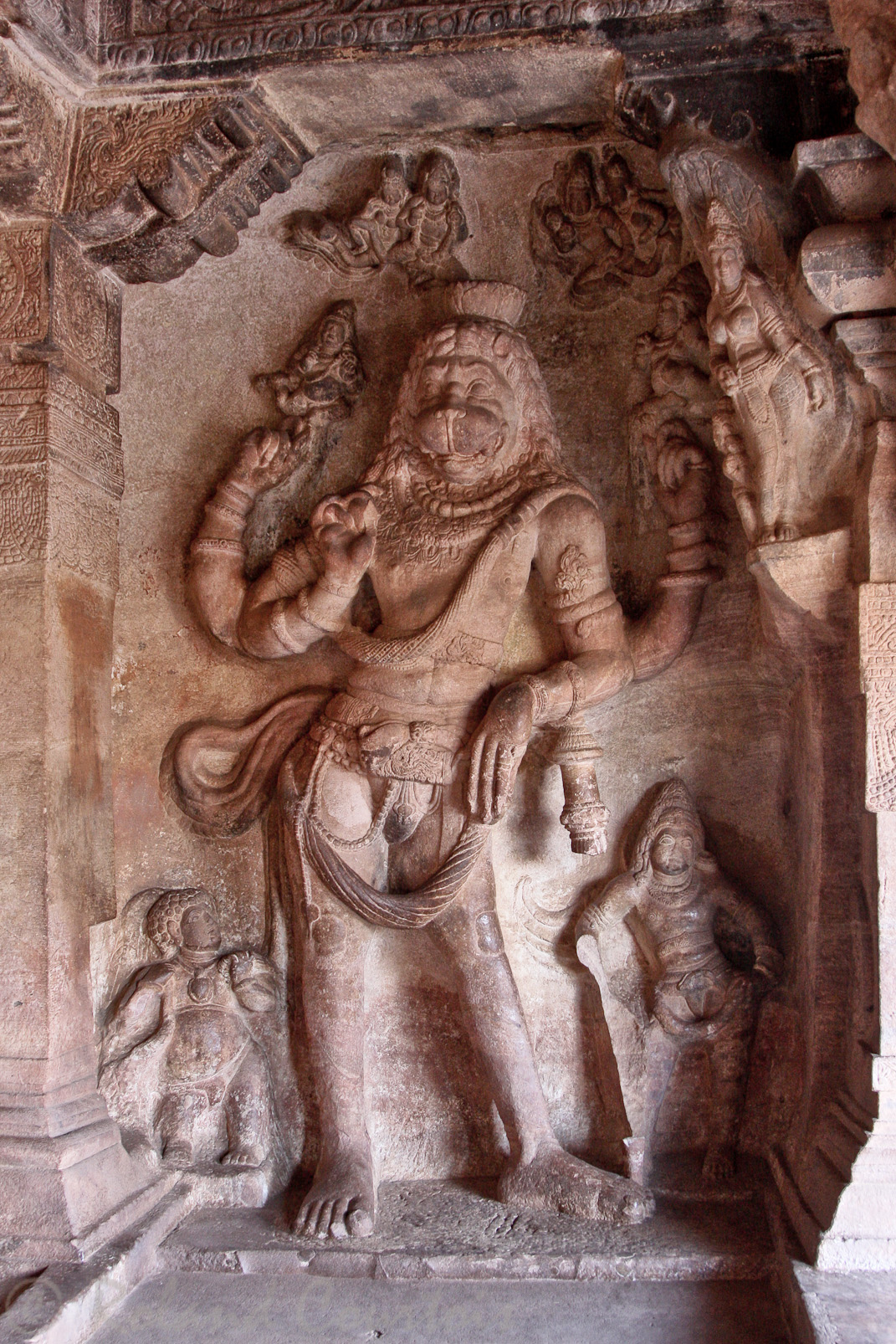 Grotte n°3: sous la forme de Narasimha, l'homme lion, Vishnou parvint à tuer le démon Hiranyakashipu.
