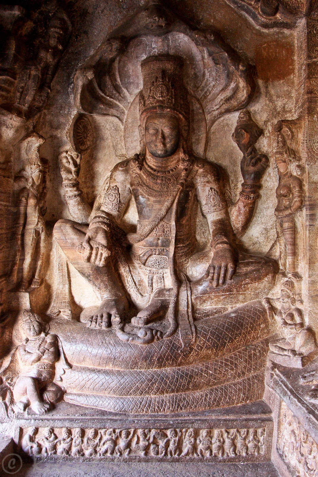 Grotte n°3: le serpent, Sesha, dont les 5 capuchons forment comme un dais au dessus de Vishnou.
