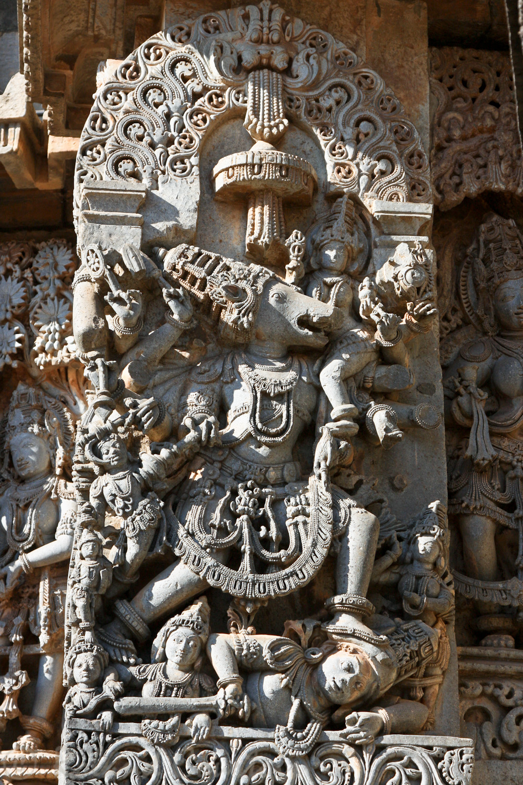 Halebid, temple de Hoysaleswara: Varaha - le sanglier Sauveur de la terre des griffes du démon Hiranyakashyap.
