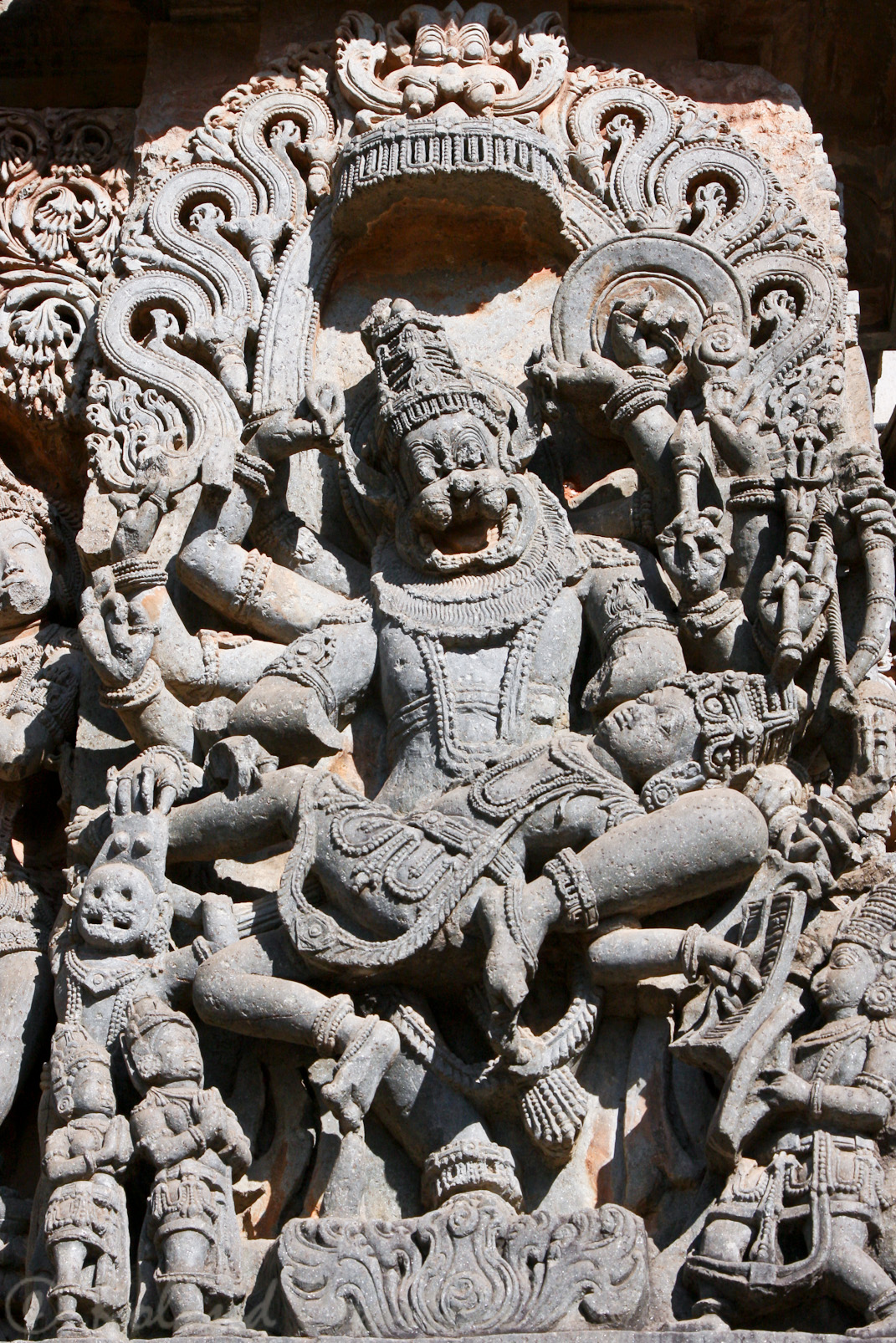 Halebid, temple de Hoysaleswara: Narasimha, Avatar de Vishnou tuant le démon Hiranyakashipu.