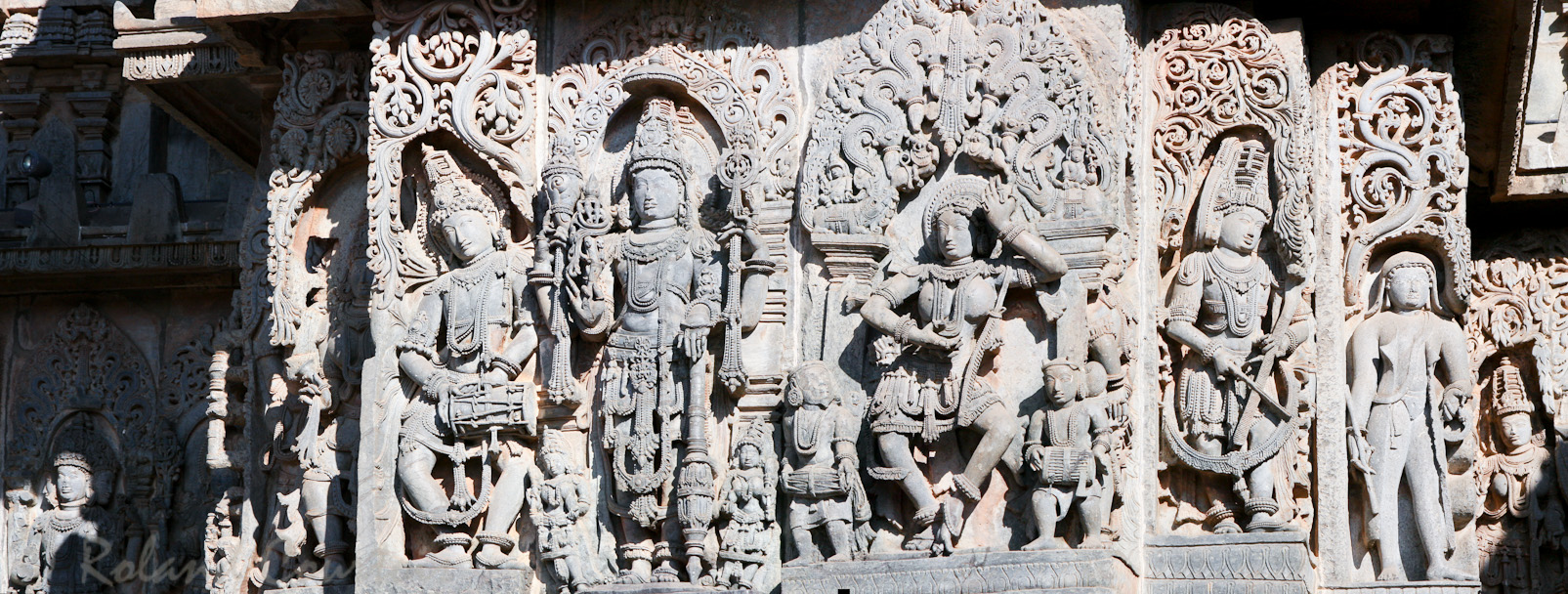 Halebid, temple de Hoysaleswara: à droite, l'une des premières représentations d'un étranger venu d'Europe.