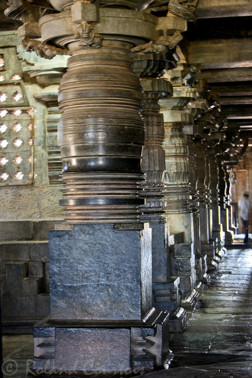 Halebid, temple de Hoysaleswara: Fameux piliers sculptés comme par magie sur un tour.