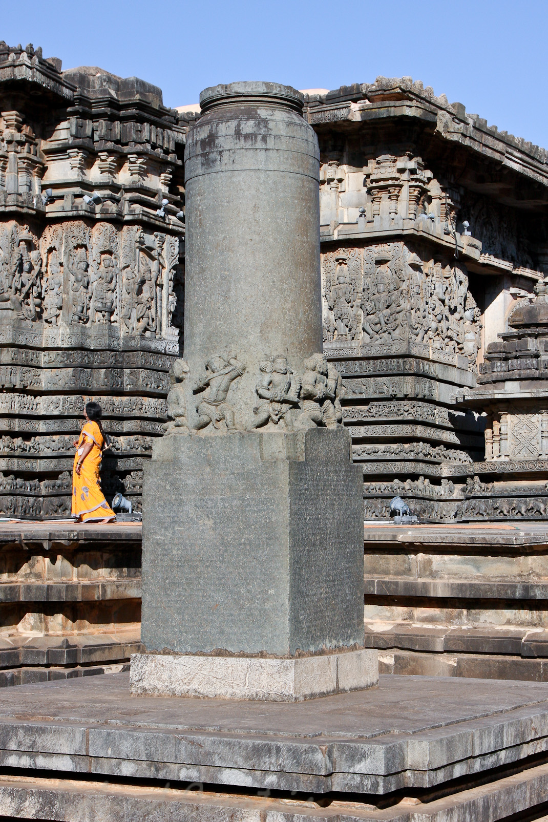 Halebid, temple de Hoysaleswara: stèle montrant des officiers qui se donnent la mort après une défaite.