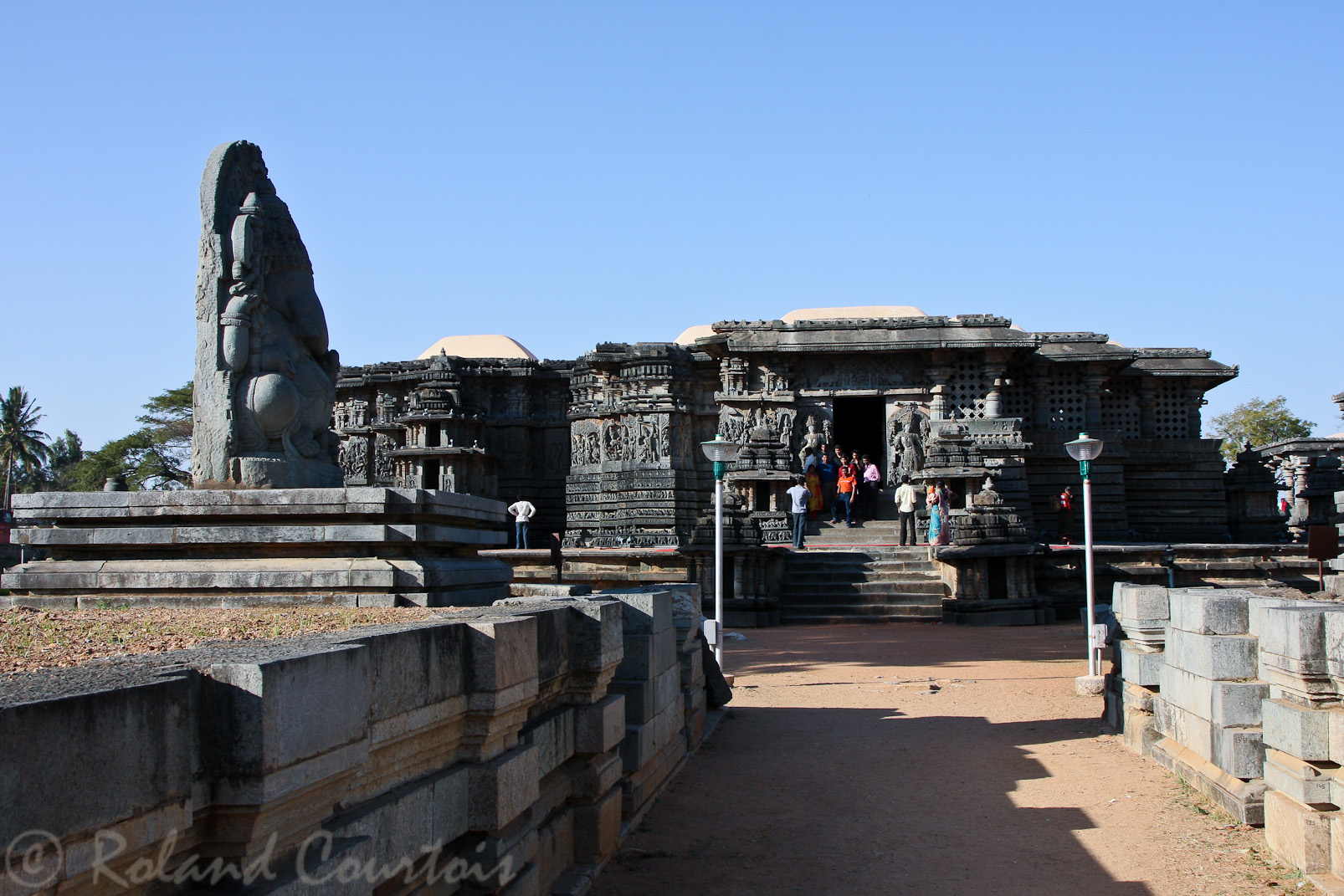 Halebid, temple de Hoysaleswara: vue sur le sanctuaire de Vishnou. A gauche statue de Ganesha.