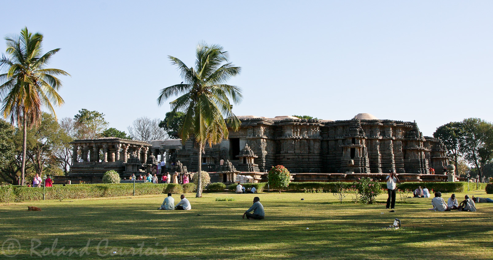 Halebid, temple de Hoysaleswara: Vue générale du temple avec le sanctuaire Nord de Vishnou et de son véhicule Nandi