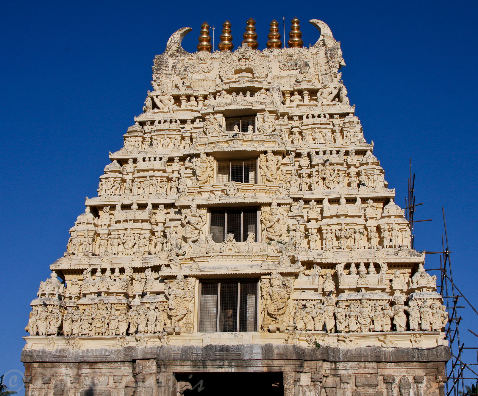 Belur, temple de Chennakeshava: Gopuram d'entrée. Construit 3 siècles après le temple.