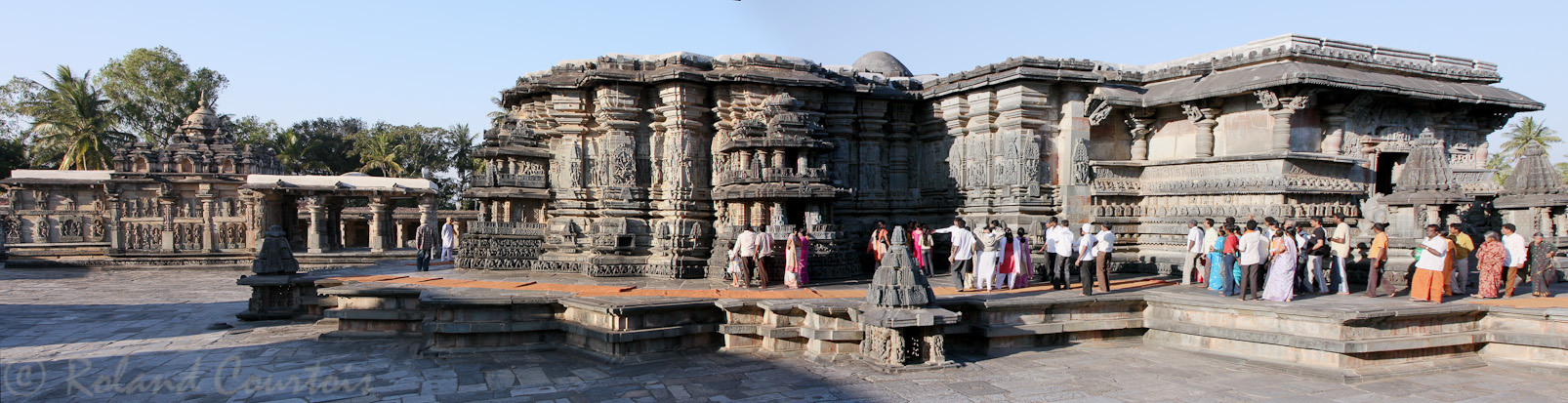 Belur, temple de Chennakeshava: vue d'ensemble du temple à l'intérieur de l'enceinte.