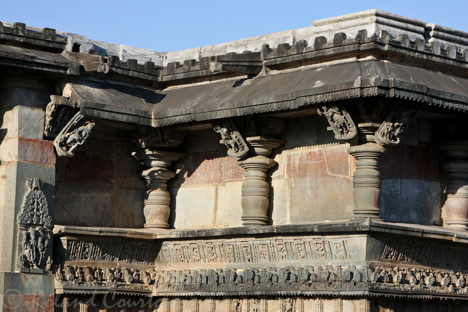 Belur, temple de Chennakeshava: à la base de la corniche, une quarantaine de statues font le tour du temple.