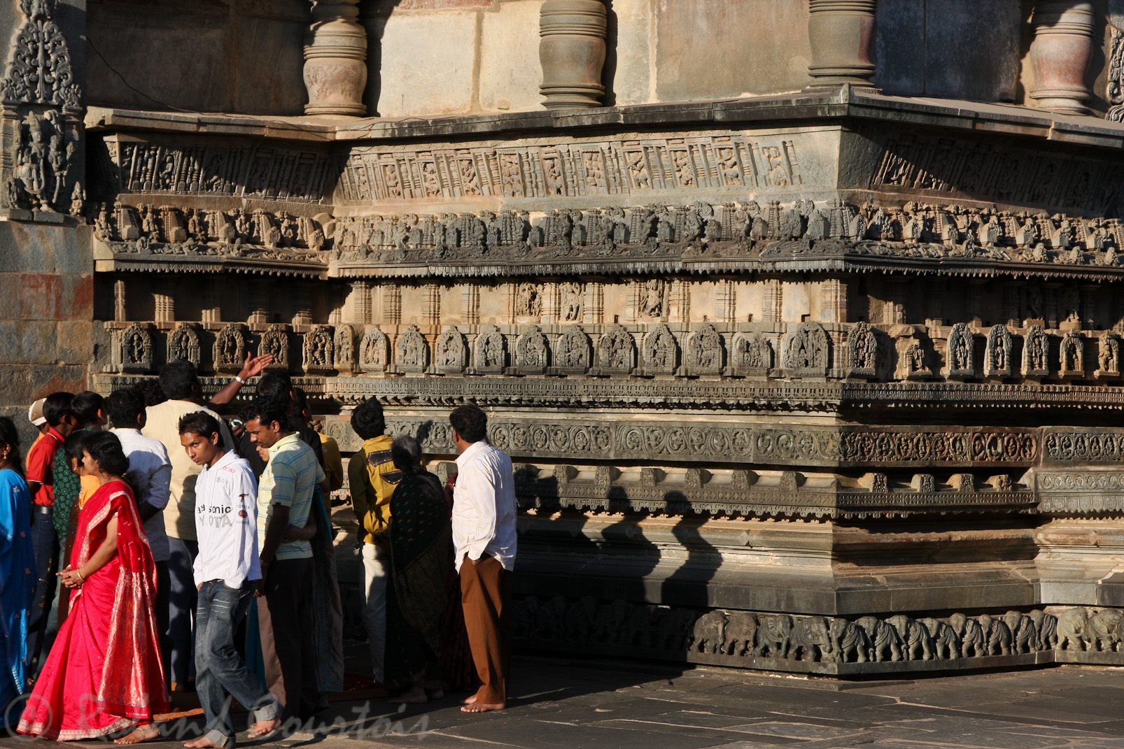 Belur, temple de Chennakeshava: la base du sanctuaire est formée d'une longue frise d'éléphants et diverses scènes du Ramayana et du Mahabharata.