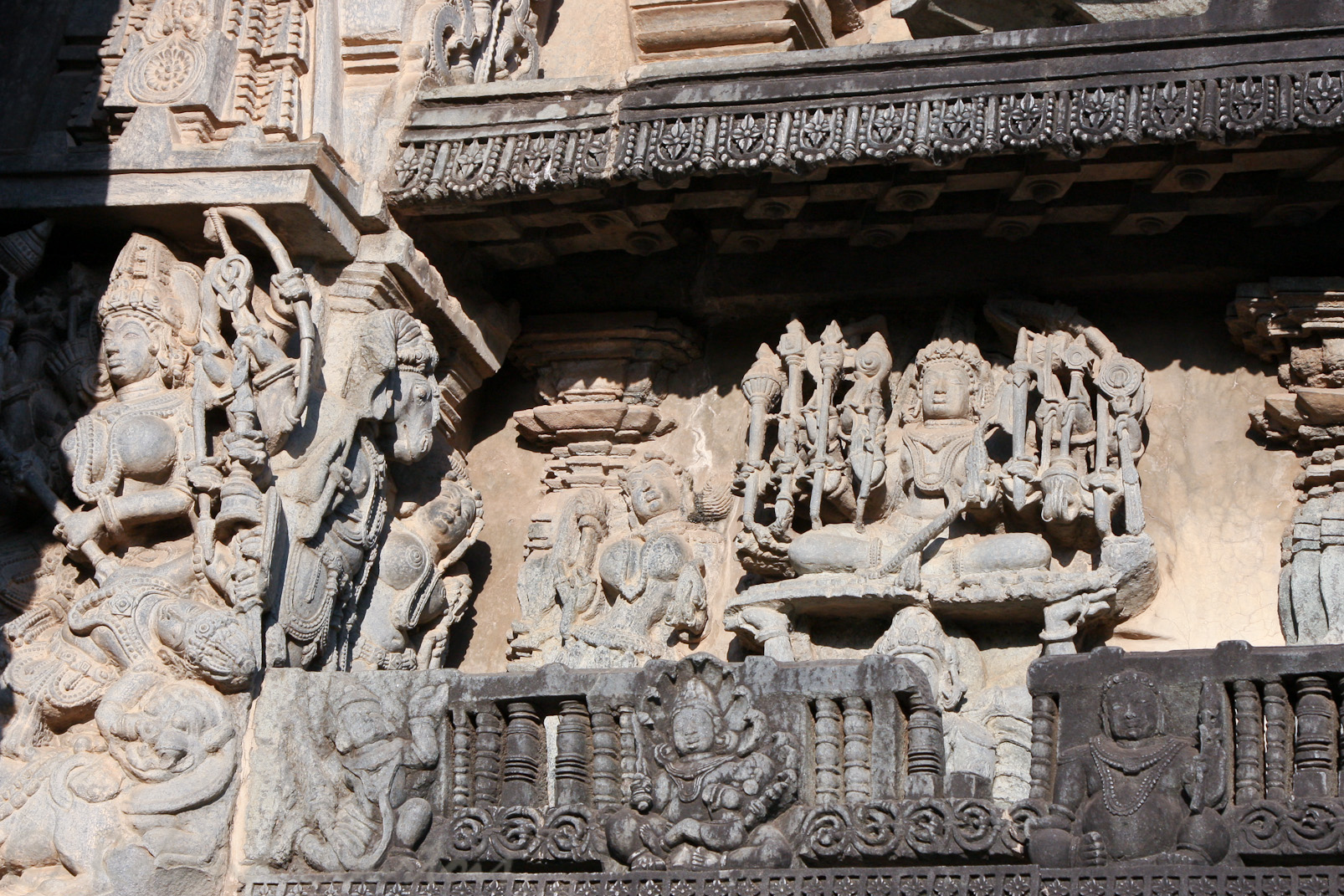 Belur, temple de Chennakeshava: Kalki regardant Vishnou.