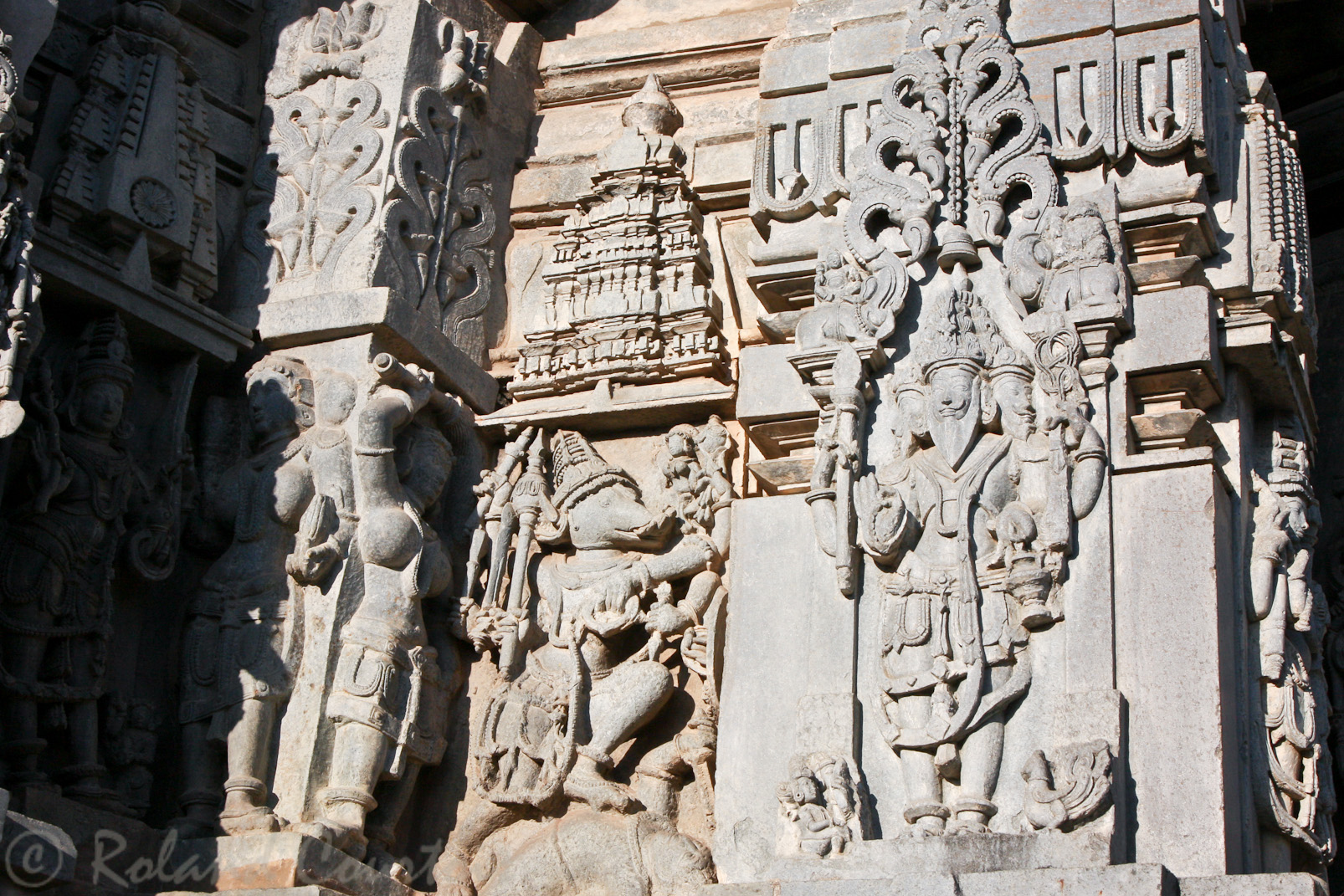 Belur, temple de Chennakeshava: Brahma  et Varâha, avatar de Vishnou.