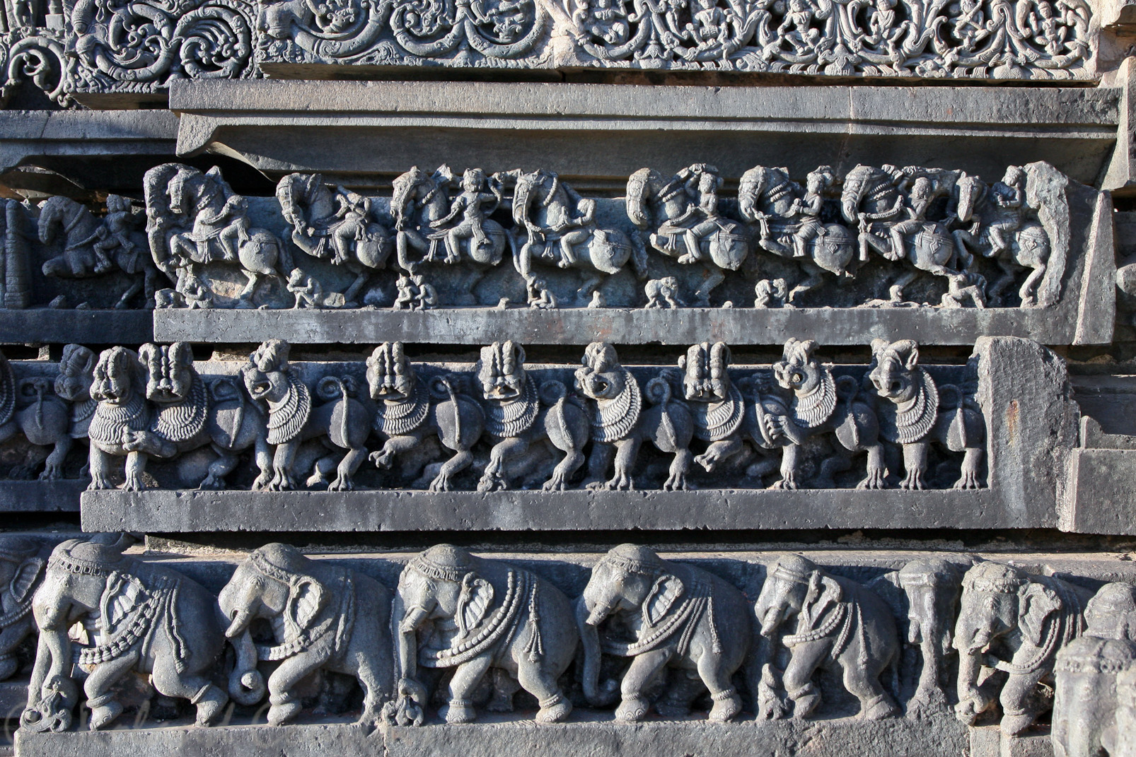 Belur, temple de Chennakeshava: A la base se développe une longue frise d'éléphants carapaçonnés. Au-dessus apparaissent des scènes du ramayana et du mahabharata.