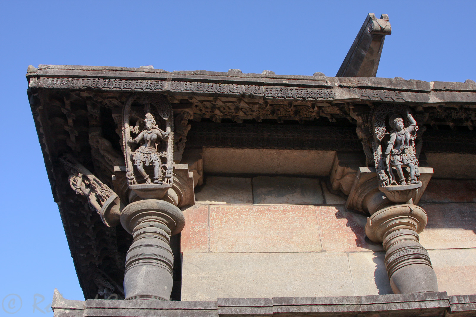 Belur, temple de Chennakeshava: des figurines sous la corniche.