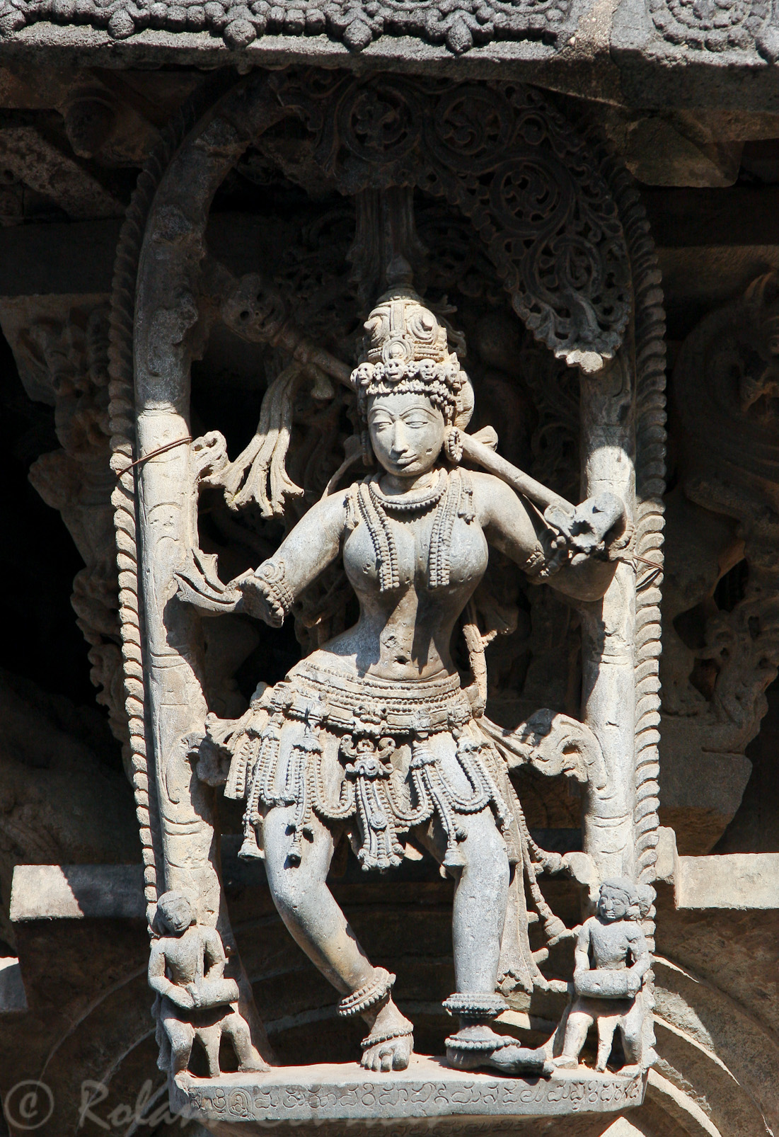 Belur, temple de Chennakeshava: détail des gracieuses jeunes femmes