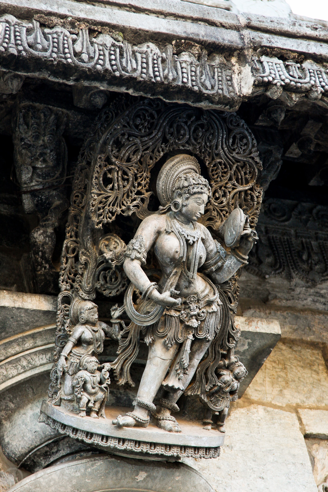 Belur, temple de Chennakeshava: elle se contemple dans un miroir.