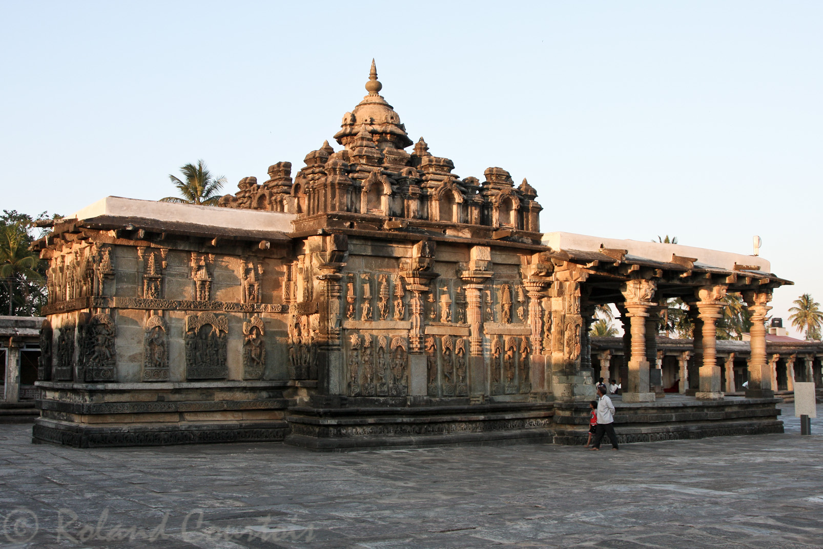 Belur, temple de Chennakeshava: dans l'enceinte, plusieurs petits sanctuaires secondaires.