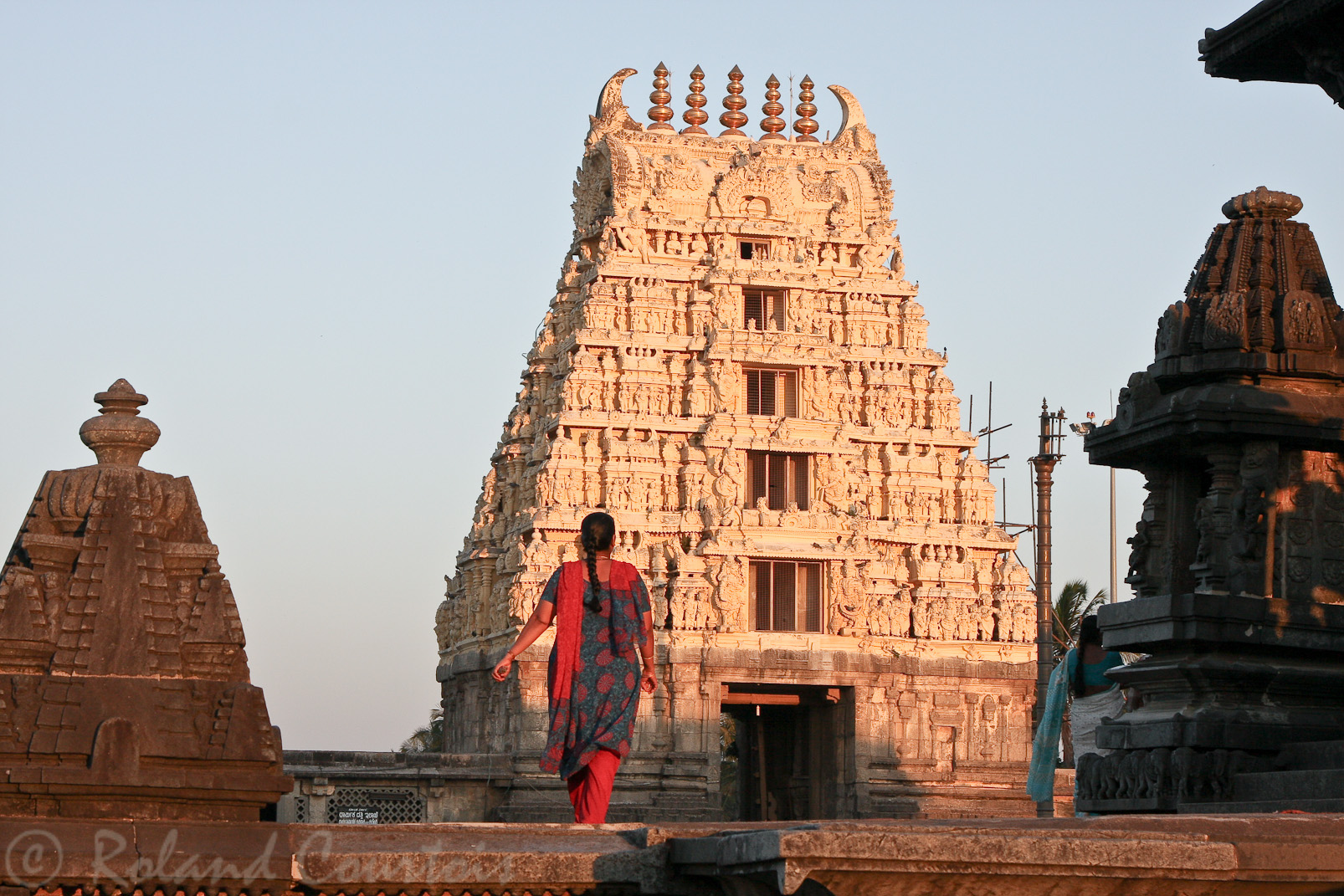 Belur, temple de Chennakeshava: le gopuram d'entrée est éclairé par le soleil couchant.