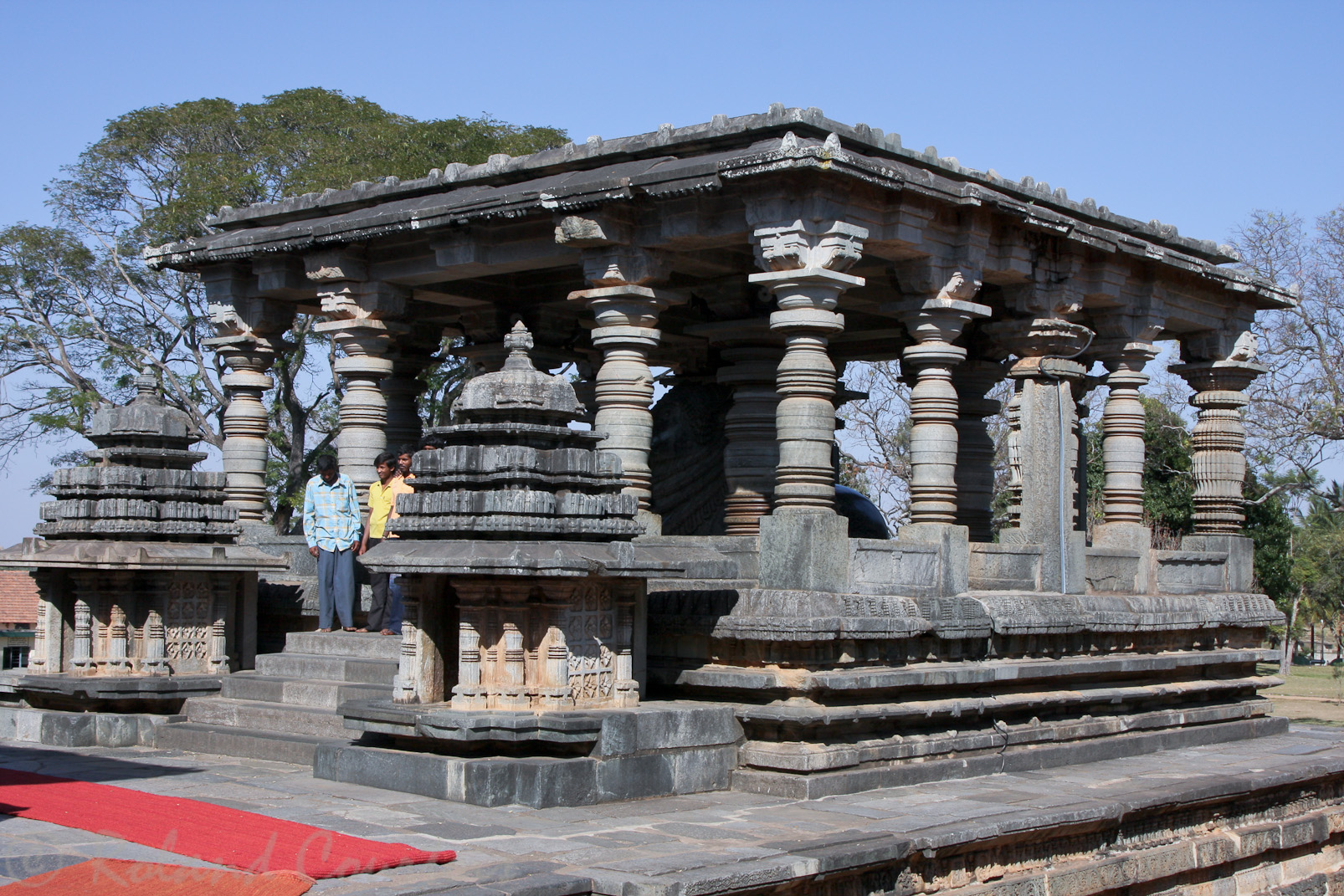 Halebid, temple de Hoysaleswara: Petit sanctuaire de Nandi en face du temple dédié à Parvati.